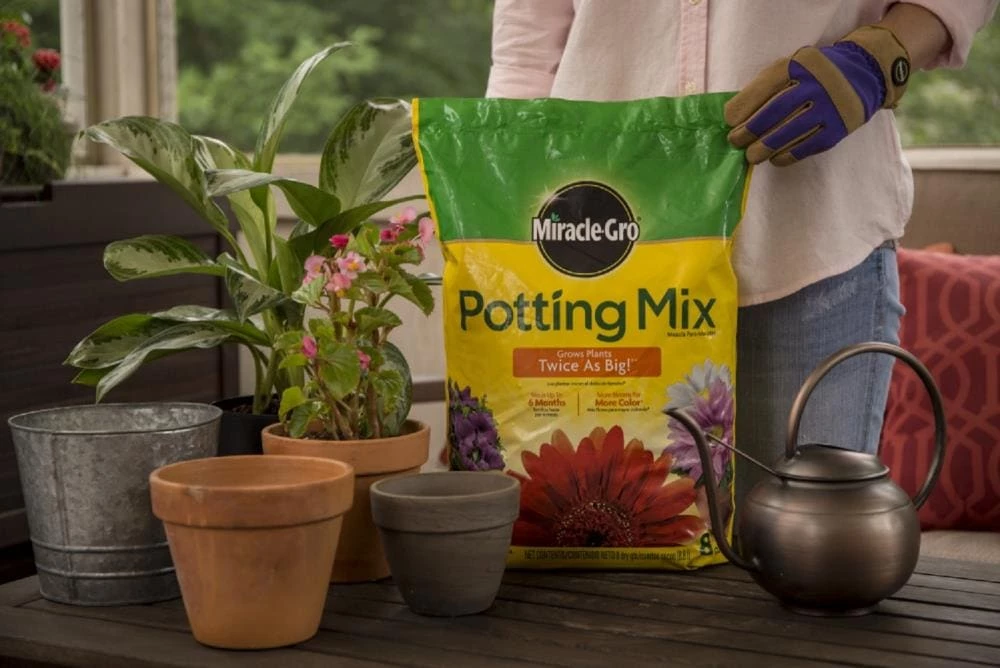 Miracle-Gro Soil & Soil Amendments All Purpose 25-Quart Potting Soil Mix 2 Miracle-Gro Soil & Soil Amendments All Purpose 25-Quart Potting Soil Mix - Image 2