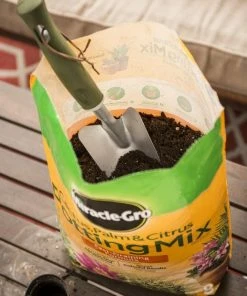 Miracle-Gro Soil & Soil Amendments 8-Quart Potting Soil Mix -Landscaping Online Outlet 05444617