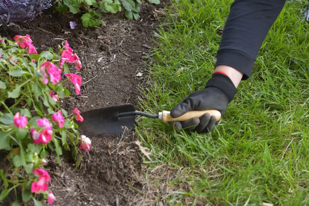 EasyFlex 2.5 in. x 20 ft. Scallop Black Woodgrain No-Dig Edging Kit 6 EasyFlex 2.5 in. x 20 ft. Scallop Black Woodgrain No-Dig Edging Kit - Image 6